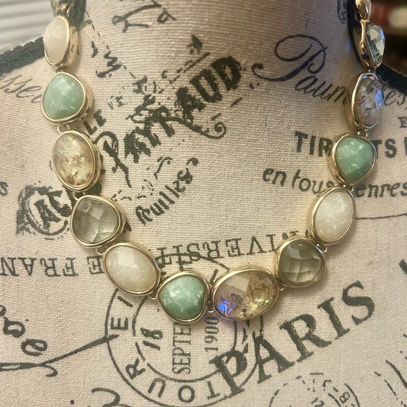 Elegant Gold and Green Stone Necklace - Picture 1 of 2